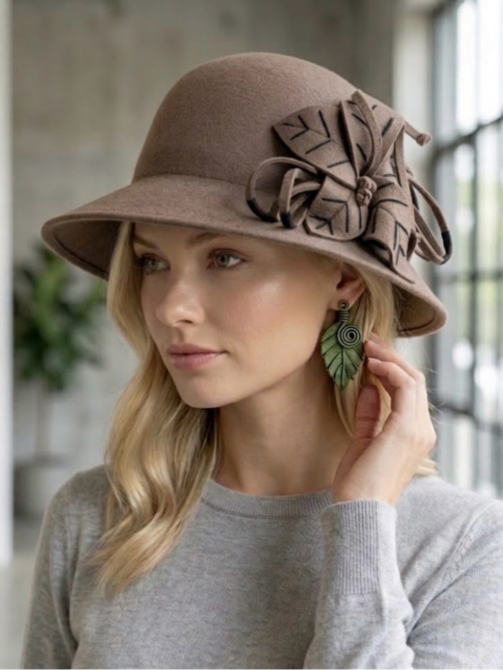 🔴Women’s Brown Felt Cloche Hat with Floral Accent